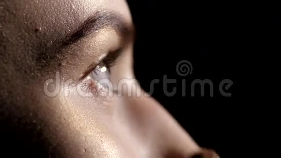化妆化妆眼影眼影刷黑色的特写视频的预览图