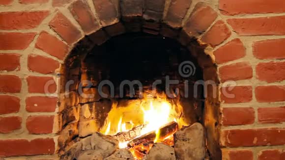 砖块壁炉里燃烧的原木视频的预览图