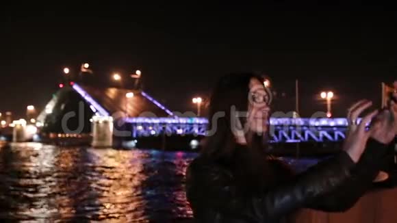 女人在自拍圣彼得堡的一座可移动的宫殿桥夜间城市照明视频的预览图