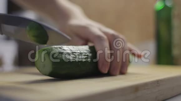 把黄瓜放在木板上煮成薄片视频的预览图