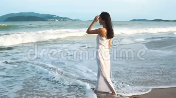 夏天在海滩上散步的女人快乐的多种族亚洲女孩出海视频的预览图