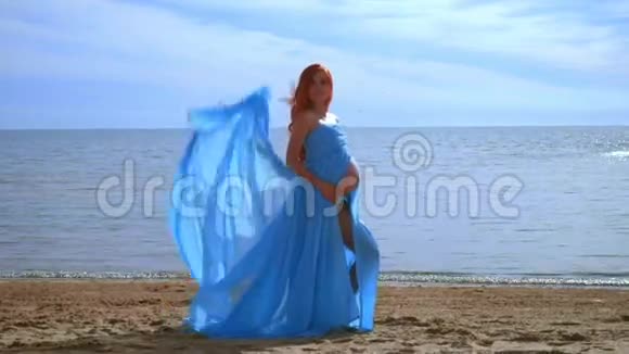 怀孕模特穿着蓝色连衣裙迎风飞翔浪漫摄影展视频的预览图