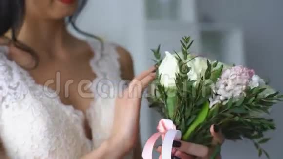新娘手中的婚礼花束新娘考虑婚礼花束视频的预览图