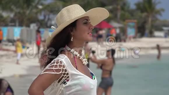 美丽的女人海滩度假视频的预览图