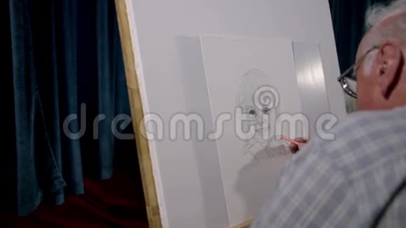 艺术家在大白帆布上画女孩的脸视频的预览图