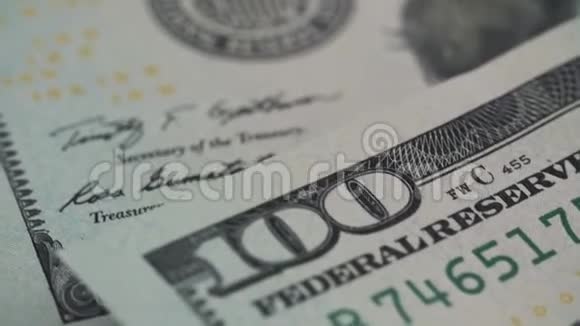 纸币轮换美国百美元钞票的背景是逆时针方向的关闭视频的预览图
