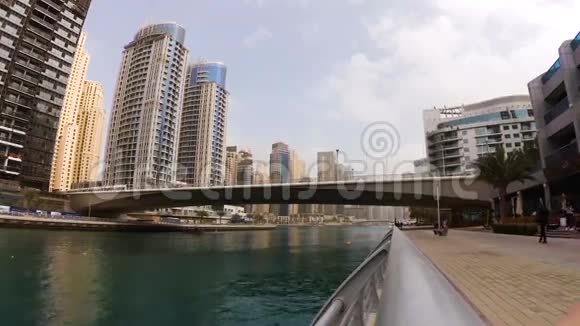 阿联酋迪拜码头的摩天大楼中现代有轨电车穿过大桥过河视频的预览图