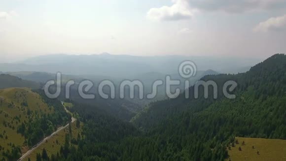 狭窄山谷和山脉的空中射击4视频的预览图