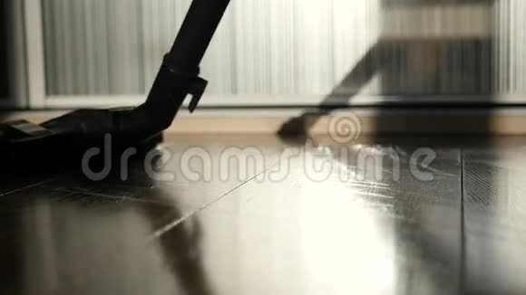 吸尘器的刷子在地板上清洁表面慢动作1920x1080视频的预览图