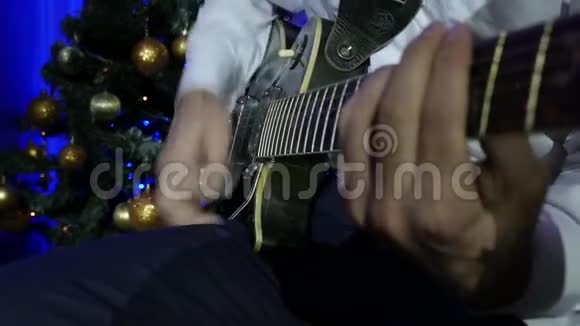 圣诞音乐会男弹吉他视频的预览图