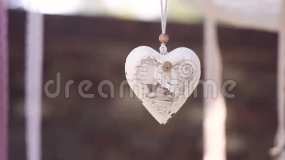 在绳子上装饰白色的心作为婚礼装饰视频的预览图