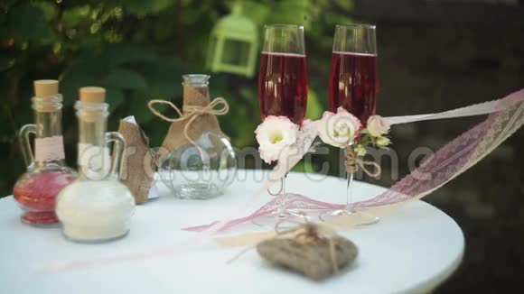 两杯香槟和婚礼上的装饰视频的预览图