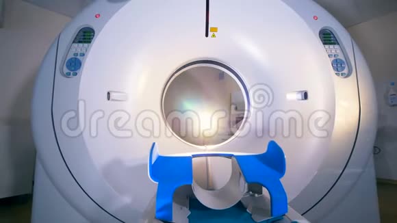 一家现代化医院的核磁共振断层扫描视频的预览图