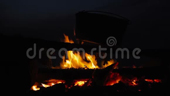 晚上在大锅烧火做饭的电影视频的预览图