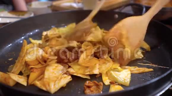 烹饪BBQ韩国辣猪肉蔬菜视频的预览图