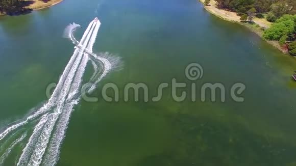 令人惊叹的4k无人驾驶飞机通过深蓝色河流海景专业极限运动员滑水快艇视频的预览图