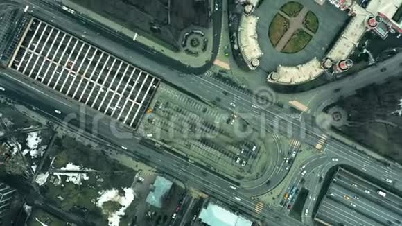 繁忙的城市道路交通的高空向下拍摄视频的预览图