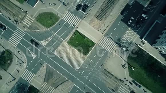 阳光明媚的一天城市道路交叉口的空中拍摄俯视4K视频视频的预览图