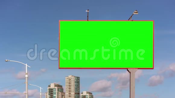 绿色广告牌对抗现代建筑顶部和蓝天视频的预览图