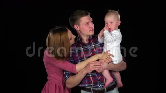 三人幸福家庭视频爸爸妈妈宝宝玩黑色视频的预览图