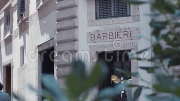 这座建筑的旋转视图巴贝拉商店位于意大利的一个小城市周围没有人意大利视频的预览图