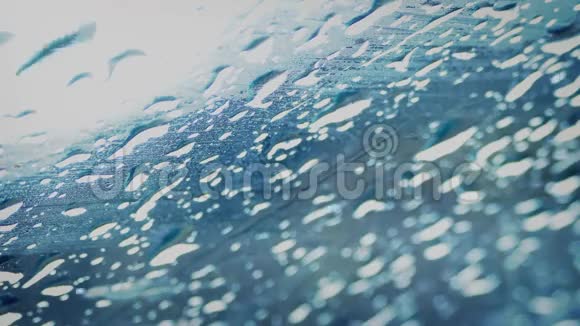 雨水顺流而下的玻璃细节视频的预览图