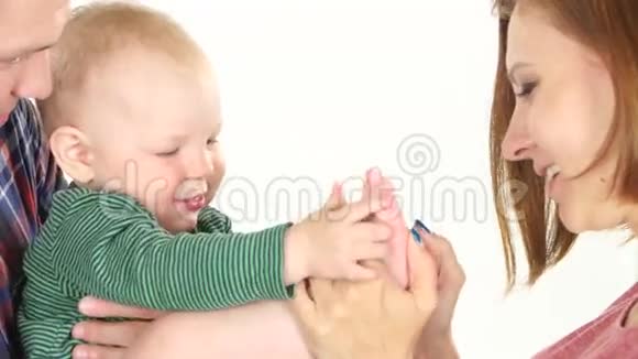妈妈亲吻小宝宝的脚白色的关门视频的预览图