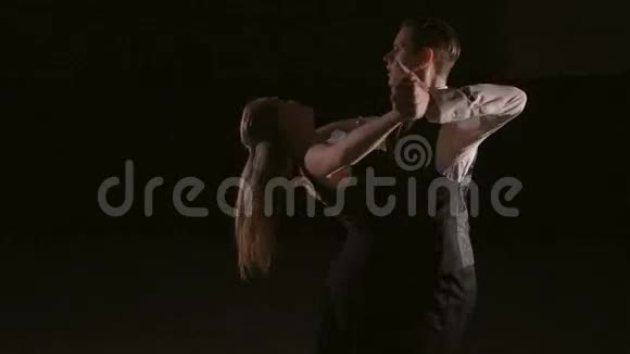 一对漂亮的情侣在演播室里跳着活跃的舞厅舞视频的预览图