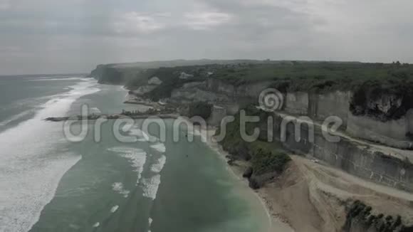 巴厘岛乌卢瓦图海滩海岸线视频的预览图