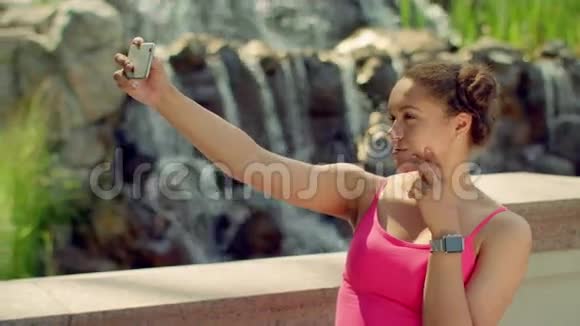 年轻女性在智能手机上自拍和拍照视频的预览图