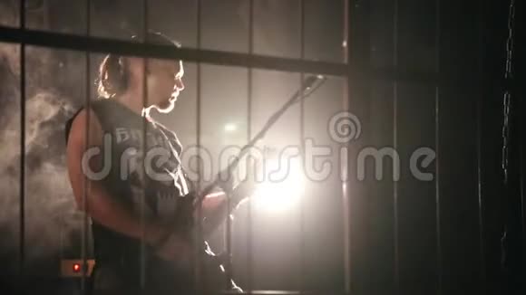 吉他手情绪激动地在舞台上演奏摇滚视频的预览图