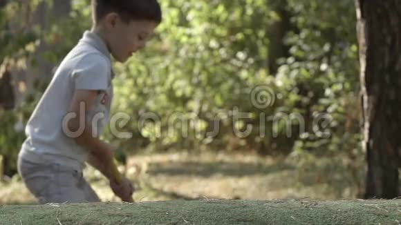 小高尔夫球手拍高尔夫球的肖像视频的预览图