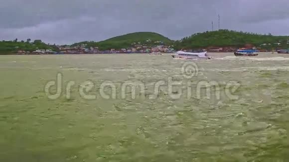 蔚蓝的海上旅游摩托艇乘风破浪驶向丘陵岛视频的预览图