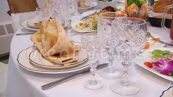 装饰精美的餐桌配有鲜花蜡烛盘子和婚礼或其他活动的服务视频的预览图