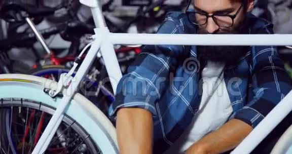 修理车间自行车的技工画像视频的预览图