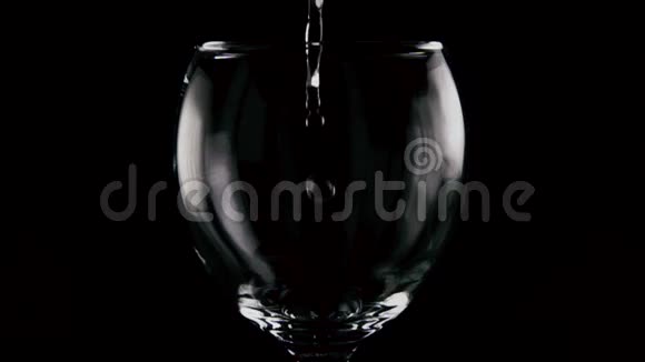 慢点白葡萄酒和红葡萄酒倒入玻璃杯中视频的预览图