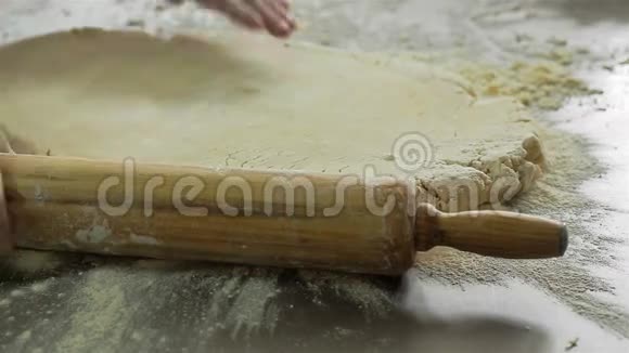 面包师用擀面杖揉面团视频的预览图