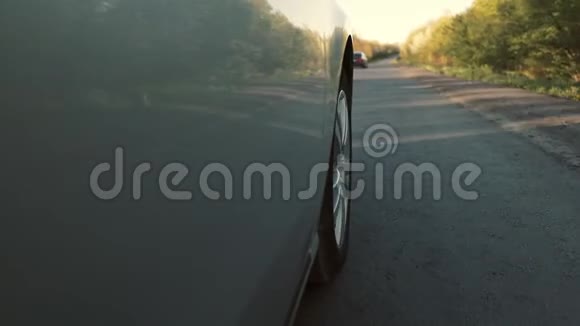 开车是一条乡村道路车轮旋转视频的预览图