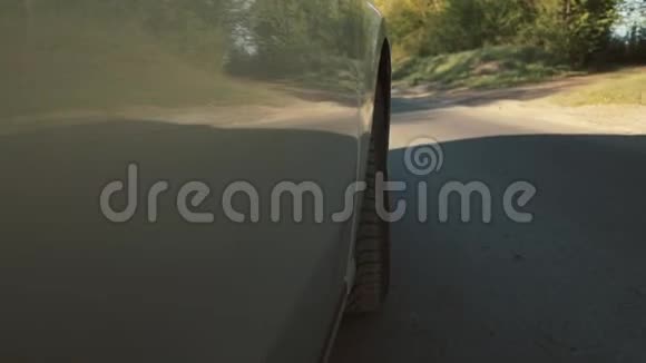 开车是一条乡村道路车轮旋转视频的预览图