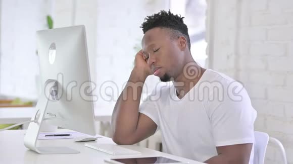 睡在办公室里的沉睡的非洲年轻人视频的预览图