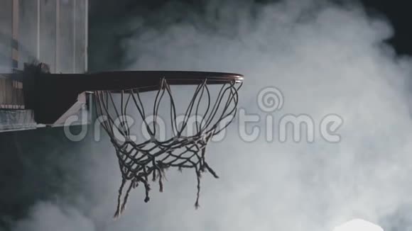 篮球运动员把球扔进拳击场视频的预览图