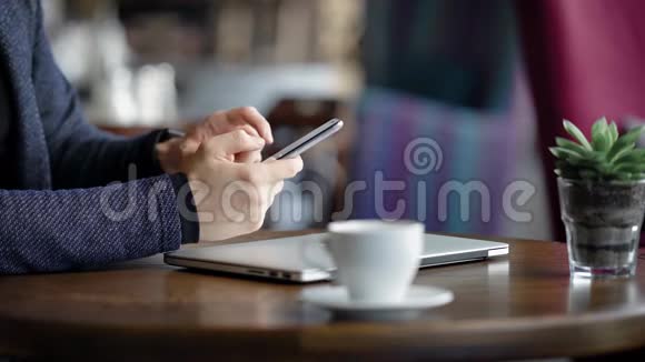特写男性手拿智能手机咖啡馆里的一个年轻人使用智能手机他在网上看到一些东西视频的预览图