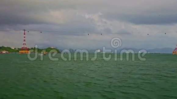 沿索道驶过蔚蓝海的船速照相机视频的预览图