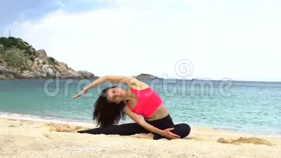 年轻运动的女人在海边做伸展运动健康活跃的生活方式理念视频的预览图