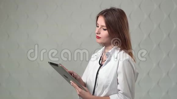 医生用平板电脑视频的预览图