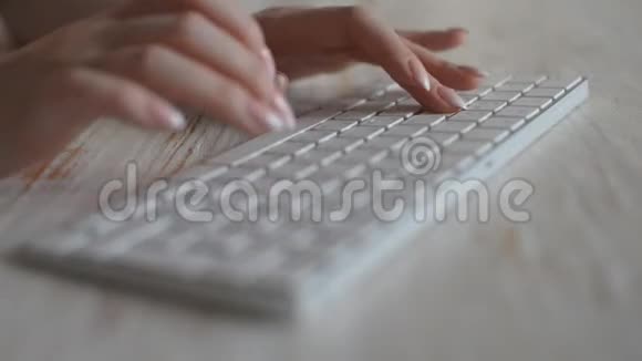 上班族在键盘上打字视频的预览图