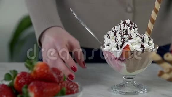 从桌子上拿着冰淇淋杯视频的预览图