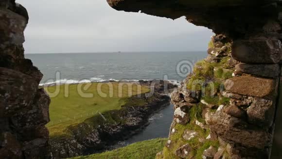 苏格兰岩石海景斯凯岛苏格兰英国视频的预览图