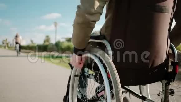 坐轮椅的人在户外视频的预览图