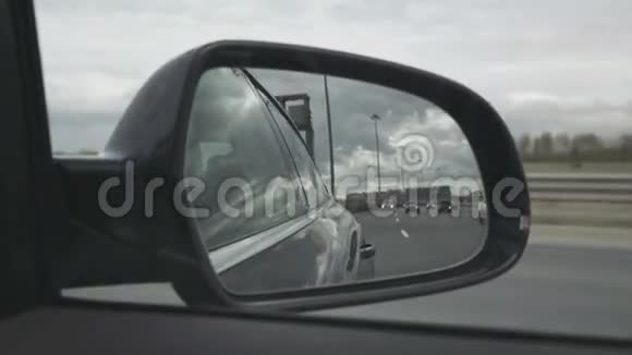 侧镜中的路景视频的预览图